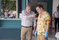 Deadly Tropics – Kommissar Alain Etcheverry (Stéphan Wojtowicz, l.) versucht seine Kollegen in dieser schwierigen Lage zu beruhigen. Darunter auch Philippe Dorian (Valentin Papoudof, r.), der völlig verzweifelt über das Verschwinden von Mélissa ist.
