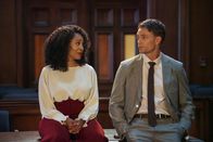 All Rise - Die Richterin – Lola Carmichael (Simone Missick, l.); Mark Callan (Wilson Bethel, r.)