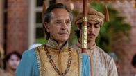 Nautilus – Auf der Insel Karajaan bereitet der Radscha (Richard E. Grant, im Vordergrund) der Nautilus-Crew einen freundlichen Empfang.