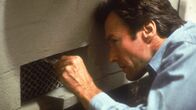 Die Flucht von Alcatraz – Morris (Clint Eastwood) möchte über die Lüftung entkommen.