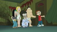 American Dad! – L-R: Hayley, Francine, Roger als Zelda Rubinstein, Stan, Steve