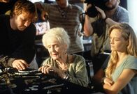 Titanic – Die 101-jährige Rose (Gloria Stuart, M.) wird auf das Titanic-Expeditionsschiff eingeladen. Als sie das Innere des Wracks der MS Titanic sieht, überkommen sie die Erinnerungen. Sie lässt die Expeditionscrew daran teilhaben und erzählt ihnen die Geschichte vom Untergang ...