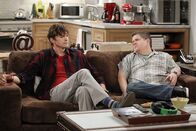 Two and a Half Men – Leiden gemeinsam, was Frauen und Beziehungen angeht: Walden (Ashton Kutcher, l.) und Billy (Patton Oswalt, r.) ...