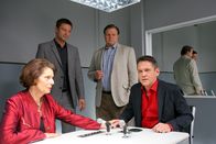 Die Rosenheim-Cops – Die Rosenheimer Kommissare Hansen (Igor Jeftic, 2.v.l.) und Hartl (Michael A. Grimm, 2.v.r.) verdächtigen Lars Wintrich (Tobias Hoesl, r.) und Dorothea Lange (Dagmar Schwarz, l.).