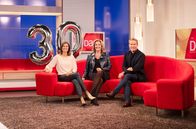 30 Jahre DAS! - Ab aufs Rote Sofa – NDR Fernsehen JUBILÄUM 30 JAHRE DAS! Uhr. Inka Schneider, Bettina Tietjen, Hinnerk Baumgarten moderiren im Wechsle die Sendung DAS! im NDR Vorabend. Im Januar 2020 feiert das Magazin 30-jähriges Bestehen.