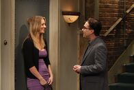 The Big Bang Theory – Hat ihre Beziehung eine Chance? Leonard (Johnny Galecki, r.) und Penny (Kaley Cuoco, l.) ...