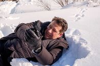Schwarz wie Schnee – Ganz schön eng: Die Mordermittlungen bringen Andreas Meyer (Laurent Gerra) in Gefahr.