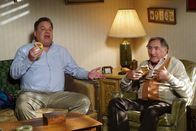 The Goldbergs – (v.li.) Jeff Garlin (Murray Goldberg), Judd Hirsch (Ben 'Pop-Pop' Goldberg).