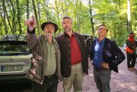 Die Rosenheim-Cops – Bernd Schlüter (Titus Horst, l.) zeigt Bach (Patrick Kalupa, r.) und Stadler (Dieter Fischer, M.), wo er sich zum Zeitpunkt des Schusses befunden hat.