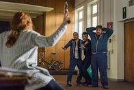 Im Knast – Nora Meindl (Marleen Lohse, l.) hantiert zum allgemeinen Entsetzen mit einer Pistole.