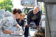 Tatort – Gerichtsmedizinerin (Barbara Stollhans, li.), Constanze Lauritzer (Christina Große) und Paul Brix (Wolfram Koch).