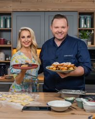 Silvia kocht – Silvia Schneider, Richard Rauch („Rehrücken, Mohn, langer Pfeffer und geröstete Topinamburcreme“ und „G’fladelte Krapfen mit Joghurtgranite und Orangen-Rumkompott“).