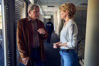 SOKO Köln – Jupp Krefeld (Hannes Hellmann, l.) bestreitet den Verdacht von Hauptkommissarin Helena Jung (Sonja Baum, r.), dass seine Enkelin in den Tod seiner Assistentin verwickelt sein könnte.