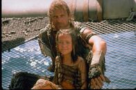 Waterworld – Langsam wächst die kleine Enola (Tina Majorino) dem Mariner (Kevin Costner) ans Herz.