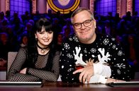 Wer weiß denn sowas? – Rateteam-Kapitän Elton (r.) mit der Sängerin Sotiria Schenk (2.v.r.).
