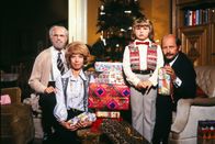 Loriot – Szene aus "Weihnachten bei Hoppenstedts", unterm Tannenbaum: (v.l.n.r.) Bernhard-Viktor Christoph-Carl von Bülow, Vicco von Bülow, Evelyn Hamann, Katja Bogdanski, Heinz Meier