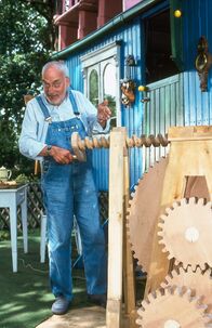 Löwenzahn Classics – Mit seiner genialen Zahnradkonstruktion schafft es Peter (Peter Lustig), seinen gesamten Bauwagen auf einer Plattform immer dem Sonnenlicht entgegen zu drehen.