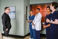 The Good Doctor – (v.li.): Joshua Malina (Mitchell Stewart), Elfina Luk (Nurse Dalisay Villanueva), Hill Harper (Dr. Marcus Andrews), Will Yun Lee (Dr. Alex Park), Freddie Highmore (Dr. Shaun Murphy).