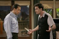 Two and a Half Men – Alan Harper (Jon Cryer, l.): Charlie Harper (Charlie Sheen, r.)