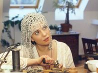 In aller Freundschaft – Die querschnittsgelähmte Anna Wolf (Inka Victoria Barel) ist Schmuckdesignerin, hat aber längst die Hoffnung auf eine Karierre und vor allen Dingen auf Liebe längst aufgegeben...