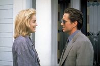 Basic Instinct – Bei den Ermittlungen zu einem mysteriösen Mordfall stößt Detective Nick Curran (Michael Douglas, r.) auf die verführerische Schriftstellerin Catherine Tramell (Sharon Stone, l.). Vom ersten Augenblick an gerät er in ihren Bann ...
