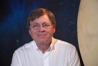 Spacetime – Prof. Dr. Ulrich Walter lehrt für gewöhnlich Raumfahrttechnik an der Technischen Universität München. In dieser Folge "Spacetime" erklärt er unter anderem, wie realistisch die Vision vom Zeitreisen wirklich ist.