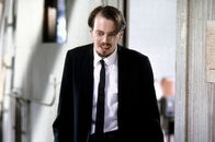 Reservoir Dogs - Wilde Hunde – Mr. Pink (Steve Buscemi) trifft in der Lagerhalle auf Mr. Orange und den schwerverletzten Mr. White. Er rastet aus und ist sich sicher, dass jemand aus ihrer Truppe sie verraten hat.