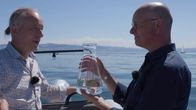 SMS - Schwanke meets Science – Prof. Christian Laforsch (links) von der Universität Bayreuth erklärt Karsten Schwanke den Inhalt der Wasserprobe aus dem Bodensee.
