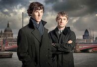 Sherlock – Titelmotiv Presseheft. Kein Fall ist ihnen zu schwer: Sherlock Holmes (Benedict Cumberbatch, li.) und Dr. John Watson (Martin Freeman).