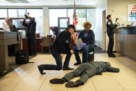 Navy CIS: New Orleans – Special Agent Dwayne Pride (Scott Bakula, l.); Dr. Loretta Wade (CCH Pounder, r.)