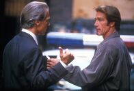 Diagnose: Mord – Waldeck (Michael Beck, l.), der Chef der privaten Sicherheitskräfte von Victoria, erscheint am Tatort und begegnet Steve (Barry Van Dyke, r.).