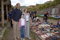 Das Traumschiff – Zusammen mit Anke Winter untenehmen Martin und seine Tochter den Landausflug zum Titicaca-See (v. li. n. re. Jochen Horst, Antonia von Weizsäcker, Sabine Bach)