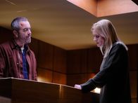 Suspect – Danny ((James Nesbitt) und seine Ex-Frau Susannah (Anne-Marie Duff) trauern am Sarg ihrer toten Tochter.