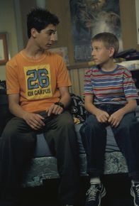 Malcolm mittendrin – Reese (Justin Berfield) und Dewey (Erik Per Sullivan, r.) überlegen, wie sie den Leuten aus der Nachbarschaft unter Vorspiegelung falscher Tatsachen Geld abknöpfen können.