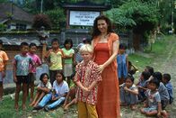 Das Traumschiff – Isabel Ajun (Brigitte Karner) verlässt mit ihrem kleinen Sohn Jakob (Sebastian Gülck) ihre Heimat Bali, um sich nach langen Jahren endlich wieder mit ihrem Vater Alfred zu versöhnen.