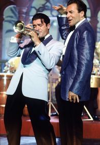 Mambo Kings – Die Mambo-Kings Cesar (Armand Assante, r.) und Nestor (Antonio Banderas, l.) bekommen ihre große Chance: Auftritte im berühmten 'Babalou' und im 'Empire Ballroom' ...