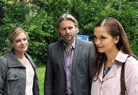 Sturm der Liebe – ARD STURM DER LIEBE FOLGE 1360 Uhr im ERSTEN. Michael (Erich Altenkopf, M.) erklärt Lena (Johanna Bönninghaus, l.) und Eva (Uta Kargel, r.), dass Markus' Operation gut gelaufen ist.