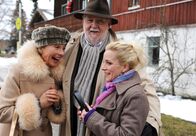 Sturm der Liebe – ARD STURM DER LIEBE FOLGE 1251 Uhr im ERSTEN. Tanja (Judith Hildebrandt, r.) bekommt überraschend Besuch von ihren Eltern Viola (Wookie Mayer, l.) und Franz (Wolfgang Freundorfer, M.).