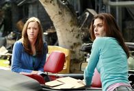 Desperate Housewives – Susan (Teri Hatcher, r.) präsentiert Julie (Andrea Bowen, l.) ihr neues Zuhause: einen Wohnwagen ...