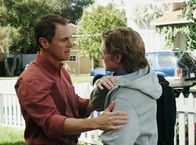 Desperate Housewives – Überrascht nimmt Paul (Mark Moses, l.) Zach (Cody Kasch, r.) in die Arme, der wieder in die Wisteria Lane zurückgekommen ist ...
