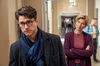 SOKO Stuttgart – Kriminalhauptkommissarin Martina Seiffert (Astrid M. Fünderich) fordert Antworten von Daniel Meidlich (Josia Krug). Er trainierte das Opfer und zwei andere junge E-Sportler. Wie war das Verhältnis zwischen ihm und seinen Schützlingen?