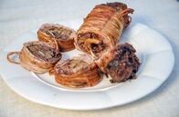 Zu Tisch ... – Die Pignata - ein traditioneller Lammeintopf - wird mit Brotteig bedeckt und dann im Steinofen gebacken.