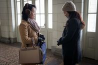Elementary – Watsons (Lucy Liu, r.) Mutter Mary (Freda Foh Shen, l.) findet heraus, dass Joans Bruder seine Frau betrügt ...