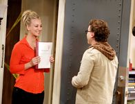 The Big Bang Theory – L-R: Penny (Kaley Cuoco), Leonard Hofstadter (Johnny Galecki).