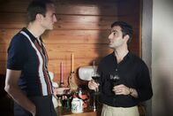 Der junge Inspektor Morse – Elliot Winqvist (Oliver Chris) will sich das Auto von Larry Humbolt (Sargon Yelda) ausleihen.