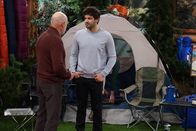 Last Man Standing – Ed (Hector Elizondo, l.); Ryan (Jordan Masterson, r.)