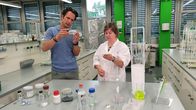 Die Tricks ... – Jo Hiller lässt sich von Umweltchemikerin Prof. Gesine Witt über die Gefahren von Mikroplastik in Pflegeprodukten aufklären.