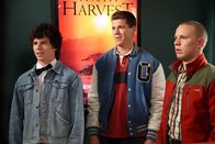 The Middle – Axl (Charlie McDermott, l.) heuert im Kino an, wo er eine Chefin bekommt, die zwar super heiß ist und seine Kumpels Sean (Beau Wirick, M.) und Darrin (John Gammon, r.) stark beeindruckt, aber auch leider super inkompetent ist ...