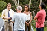 Death in Paradise – inspecteur Jack Mooney( Ardal O'Hanlon),Madeleine Dumas (Aude Legastelois ), David Molyneux (Karl Theobal ), Jay Carver (Hari Dhillon)