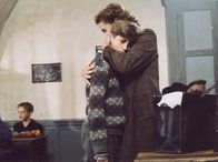 Die Kinder des Monsieur Mathieu – Der junge Pierre Morhange (Jean-Baptiste Maunier) erhält endlich Besuch von seiner Mutter Violette (Marie Bunel).